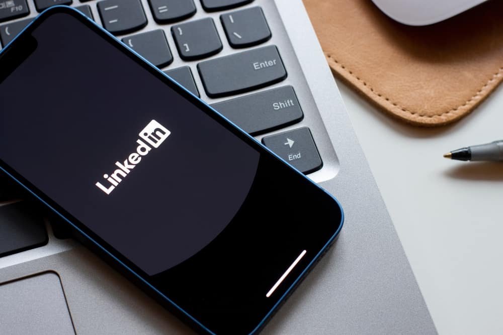 How To Change Background On LinkedIn ITGeared